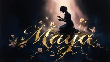 Maya horizontal diseño 6 - Composición de ilustración semirrealista cinematográfica con silueta femenina tejiendo un hilo dorado de luz sobre un suelo oscuro fracturado al estilo Kintsugi, donde el nombre resalta en un prominente guión caligráfico dorado que emerge de las grietas, rodeado de flores blancas, mariposas y un fondo degradado de azules profundos iluminado por una luz celestial en tonos melocotón y crema, con una frase de aliento en tipografía blanca en la parte inferior.