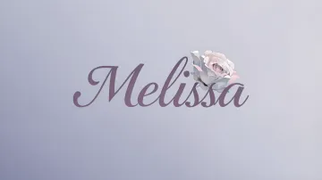 Melissa horizontal diseño 5 - Nombre en elegante tipografía cursiva caligráfica en tono lavanda, sobre fondo acuarela de cielo nublado en tonos pastel (azul, blanco, lavanda), decorado con rosa en acuarela de pétalos rosa pálido, blanco crema y lilas suaves con hojas en gris-verde.