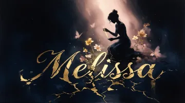 Melissa horizontal diseño 6 - Composición de ilustración semirrealista cinematográfica con silueta femenina tejiendo un hilo dorado de luz sobre un suelo oscuro fracturado al estilo Kintsugi, donde el nombre resalta en un prominente guión caligráfico dorado que emerge de las grietas, rodeado de flores blancas, mariposas y un fondo degradado de azules profundos iluminado por una luz celestial en tonos melocotón y crema, con una frase de aliento en tipografía blanca en la parte inferior.