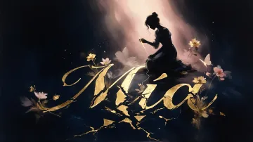 Mia horizontal diseño 6 - Composición de ilustración semirrealista cinematográfica con silueta femenina tejiendo un hilo dorado de luz sobre un suelo oscuro fracturado al estilo Kintsugi, donde el nombre resalta en un prominente guión caligráfico dorado que emerge de las grietas, rodeado de flores blancas, mariposas y un fondo degradado de azules profundos iluminado por una luz celestial en tonos melocotón y crema, con una frase de aliento en tipografía blanca en la parte inferior.