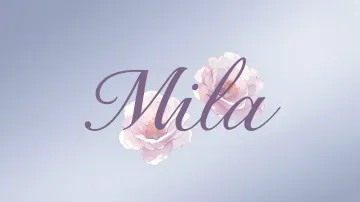 Mila horizontal diseño 5 - Nombre en elegante tipografía cursiva caligráfica en tono lavanda, sobre fondo acuarela de cielo nublado en tonos pastel (azul, blanco, lavanda), decorado con rosa en acuarela de pétalos rosa pálido, blanco crema y lilas suaves con hojas en gris-verde.