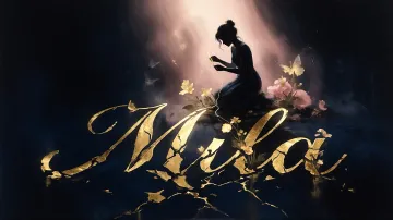 Mila horizontal diseño 6 - Composición de ilustración semirrealista cinematográfica con silueta femenina tejiendo un hilo dorado de luz sobre un suelo oscuro fracturado al estilo Kintsugi, donde el nombre resalta en un prominente guión caligráfico dorado que emerge de las grietas, rodeado de flores blancas, mariposas y un fondo degradado de azules profundos iluminado por una luz celestial en tonos melocotón y crema, con una frase de aliento en tipografía blanca en la parte inferior.