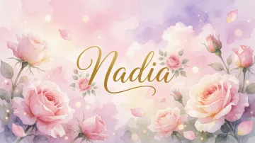 Nadia horizontal diseño 10 - Diseño estilo acuarela con un fondo etéreo y texturizado en nubes de tonos rosa pastel y lila suave. Presenta composiciones de rosas abiertas y capullos en los bordes inferior y superior, con pétalos cayendo delicadamente. Incorpora destellos de luz cálida (efecto bokeh) y, en el centro, resalta una tipografía elegante, cursiva y fluida en color dorado.