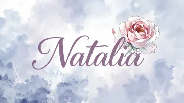 Natalia horizontal diseño 5 - Nombre en elegante tipografía cursiva caligráfica en tono lavanda, sobre fondo acuarela de cielo nublado en tonos pastel (azul, blanco, lavanda), decorado con rosa en acuarela de pétalos rosa pálido, blanco crema y lilas suaves con hojas en gris-verde.