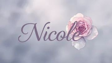 Nicole horizontal diseño 5 - Nombre en elegante tipografía cursiva caligráfica en tono lavanda, sobre fondo acuarela de cielo nublado en tonos pastel (azul, blanco, lavanda), decorado con rosa en acuarela de pétalos rosa pálido, blanco crema y lilas suaves con hojas en gris-verde.