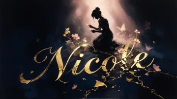 Nicole horizontal diseño 6 - Composición de ilustración semirrealista cinematográfica con silueta femenina tejiendo un hilo dorado de luz sobre un suelo oscuro fracturado al estilo Kintsugi, donde el nombre resalta en un prominente guión caligráfico dorado que emerge de las grietas, rodeado de flores blancas, mariposas y un fondo degradado de azules profundos iluminado por una luz celestial en tonos melocotón y crema, con una frase de aliento en tipografía blanca en la parte inferior.