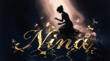 Nina horizontal diseño 6 - Composición de ilustración semirrealista cinematográfica con silueta femenina tejiendo un hilo dorado de luz sobre un suelo oscuro fracturado al estilo Kintsugi, donde el nombre resalta en un prominente guión caligráfico dorado que emerge de las grietas, rodeado de flores blancas, mariposas y un fondo degradado de azules profundos iluminado por una luz celestial en tonos melocotón y crema, con una frase de aliento en tipografía blanca en la parte inferior.