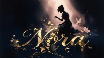Nora horizontal diseño 6 - Composición de ilustración semirrealista cinematográfica con silueta femenina tejiendo un hilo dorado de luz sobre un suelo oscuro fracturado al estilo Kintsugi, donde el nombre resalta en un prominente guión caligráfico dorado que emerge de las grietas, rodeado de flores blancas, mariposas y un fondo degradado de azules profundos iluminado por una luz celestial en tonos melocotón y crema, con una frase de aliento en tipografía blanca en la parte inferior.
