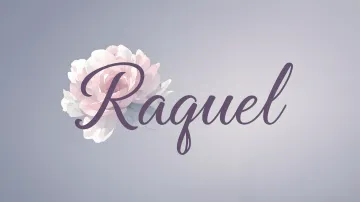 Raquel horizontal diseño 5 - Nombre en elegante tipografía cursiva caligráfica en tono lavanda, sobre fondo acuarela de cielo nublado en tonos pastel (azul, blanco, lavanda), decorado con rosa en acuarela de pétalos rosa pálido, blanco crema y lilas suaves con hojas en gris-verde.