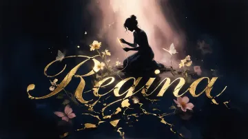 Regina horizontal diseño 6 - Composición de ilustración semirrealista cinematográfica con silueta femenina tejiendo un hilo dorado de luz sobre un suelo oscuro fracturado al estilo Kintsugi, donde el nombre resalta en un prominente guión caligráfico dorado que emerge de las grietas, rodeado de flores blancas, mariposas y un fondo degradado de azules profundos iluminado por una luz celestial en tonos melocotón y crema, con una frase de aliento en tipografía blanca en la parte inferior.