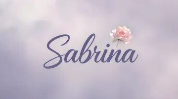 Sabrina horizontal diseño 5 - Nombre en elegante tipografía cursiva caligráfica en tono lavanda, sobre fondo acuarela de cielo nublado en tonos pastel (azul, blanco, lavanda), decorado con rosa en acuarela de pétalos rosa pálido, blanco crema y lilas suaves con hojas en gris-verde.