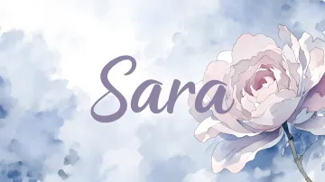 Sara horizontal diseño 5 - Nombre en elegante tipografía cursiva caligráfica en tono lavanda, sobre fondo acuarela de cielo nublado en tonos pastel (azul, blanco, lavanda), decorado con rosa en acuarela de pétalos rosa pálido, blanco crema y lilas suaves con hojas en gris-verde.