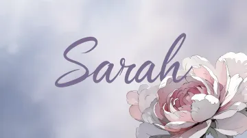 Sarah horizontal diseño 5 - Nombre en elegante tipografía cursiva caligráfica en tono lavanda, sobre fondo acuarela de cielo nublado en tonos pastel (azul, blanco, lavanda), decorado con rosa en acuarela de pétalos rosa pálido, blanco crema y lilas suaves con hojas en gris-verde.