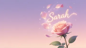 Sarah horizontal diseño 8 - Fondo de Pantalla con degradado suave que transiciona de lila en la parte superior a melocotón y rosa pastel en la base, destacando una rosa rosada hiperrealista con tallo y hojas verdes. El nombre brilla en tipografía cursiva con efecto neón cálido, adornado con pétalos cayendo y chispas de luz mágica.
