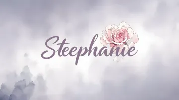 Stephanie horizontal diseño 5 - Nombre en elegante tipografía cursiva caligráfica en tono lavanda, sobre fondo acuarela de cielo nublado en tonos pastel (azul, blanco, lavanda), decorado con rosa en acuarela de pétalos rosa pálido, blanco crema y lilas suaves con hojas en gris-verde.