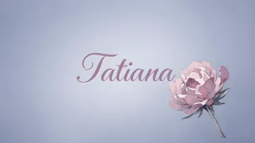 Tatiana horizontal diseño 5 - Nombre en elegante tipografía cursiva caligráfica en tono lavanda, sobre fondo acuarela de cielo nublado en tonos pastel (azul, blanco, lavanda), decorado con rosa en acuarela de pétalos rosa pálido, blanco crema y lilas suaves con hojas en gris-verde.