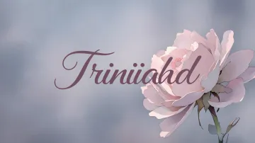 Trinidad horizontal diseño 5 - Nombre en elegante tipografía cursiva caligráfica en tono lavanda, sobre fondo acuarela de cielo nublado en tonos pastel (azul, blanco, lavanda), decorado con rosa en acuarela de pétalos rosa pálido, blanco crema y lilas suaves con hojas en gris-verde.