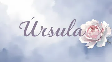 Ursula horizontal diseño 5 - Nombre en elegante tipografía cursiva caligráfica en tono lavanda, sobre fondo acuarela de cielo nublado en tonos pastel (azul, blanco, lavanda), decorado con rosa en acuarela de pétalos rosa pálido, blanco crema y lilas suaves con hojas en gris-verde.