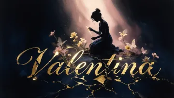 Valentina horizontal diseño 6 - Composición de ilustración semirrealista cinematográfica con silueta femenina tejiendo un hilo dorado de luz sobre un suelo oscuro fracturado al estilo Kintsugi, donde el nombre resalta en un prominente guión caligráfico dorado que emerge de las grietas, rodeado de flores blancas, mariposas y un fondo degradado de azules profundos iluminado por una luz celestial en tonos melocotón y crema, con una frase de aliento en tipografía blanca en la parte inferior.
