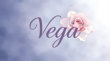 Vega horizontal diseño 5 - Nombre en elegante tipografía cursiva caligráfica en tono lavanda, sobre fondo acuarela de cielo nublado en tonos pastel (azul, blanco, lavanda), decorado con rosa en acuarela de pétalos rosa pálido, blanco crema y lilas suaves con hojas en gris-verde.