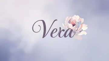 Vera horizontal diseño 5 - Nombre en elegante tipografía cursiva caligráfica en tono lavanda, sobre fondo acuarela de cielo nublado en tonos pastel (azul, blanco, lavanda), decorado con rosa en acuarela de pétalos rosa pálido, blanco crema y lilas suaves con hojas en gris-verde.