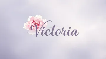 Victoria horizontal diseño 5 - Nombre en elegante tipografía cursiva caligráfica en tono lavanda, sobre fondo acuarela de cielo nublado en tonos pastel (azul, blanco, lavanda), decorado con rosa en acuarela de pétalos rosa pálido, blanco crema y lilas suaves con hojas en gris-verde.