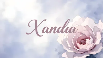 Xandra horizontal diseño 5 - Nombre en elegante tipografía cursiva caligráfica en tono lavanda, sobre fondo acuarela de cielo nublado en tonos pastel (azul, blanco, lavanda), decorado con rosa en acuarela de pétalos rosa pálido, blanco crema y lilas suaves con hojas en gris-verde.