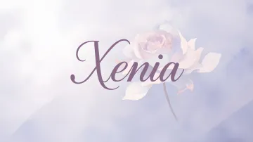 Xenia horizontal diseño 5 - Nombre en elegante tipografía cursiva caligráfica en tono lavanda, sobre fondo acuarela de cielo nublado en tonos pastel (azul, blanco, lavanda), decorado con rosa en acuarela de pétalos rosa pálido, blanco crema y lilas suaves con hojas en gris-verde.