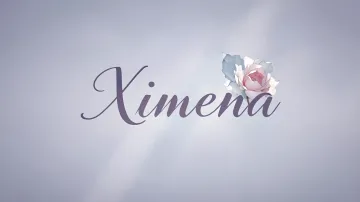 Ximena horizontal diseño 5 - Nombre en elegante tipografía cursiva caligráfica en tono lavanda, sobre fondo acuarela de cielo nublado en tonos pastel (azul, blanco, lavanda), decorado con rosa en acuarela de pétalos rosa pálido, blanco crema y lilas suaves con hojas en gris-verde.