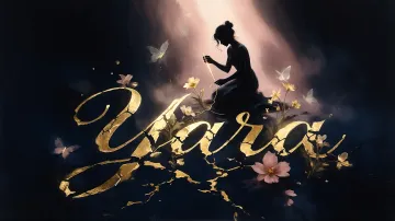 Yara horizontal diseño 6 - Composición de ilustración semirrealista cinematográfica con silueta femenina tejiendo un hilo dorado de luz sobre un suelo oscuro fracturado al estilo Kintsugi, donde el nombre resalta en un prominente guión caligráfico dorado que emerge de las grietas, rodeado de flores blancas, mariposas y un fondo degradado de azules profundos iluminado por una luz celestial en tonos melocotón y crema, con una frase de aliento en tipografía blanca en la parte inferior.