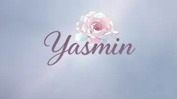 Yasmin horizontal diseño 5 - Nombre en elegante tipografía cursiva caligráfica en tono lavanda, sobre fondo acuarela de cielo nublado en tonos pastel (azul, blanco, lavanda), decorado con rosa en acuarela de pétalos rosa pálido, blanco crema y lilas suaves con hojas en gris-verde.