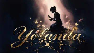 Yolanda horizontal diseño 6 - Composición de ilustración semirrealista cinematográfica con silueta femenina tejiendo un hilo dorado de luz sobre un suelo oscuro fracturado al estilo Kintsugi, donde el nombre resalta en un prominente guión caligráfico dorado que emerge de las grietas, rodeado de flores blancas, mariposas y un fondo degradado de azules profundos iluminado por una luz celestial en tonos melocotón y crema, con una frase de aliento en tipografía blanca en la parte inferior.