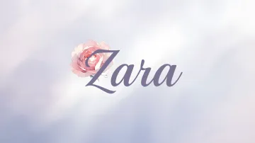Zara horizontal diseño 5 - Nombre en elegante tipografía cursiva caligráfica en tono lavanda, sobre fondo acuarela de cielo nublado en tonos pastel (azul, blanco, lavanda), decorado con rosa en acuarela de pétalos rosa pálido, blanco crema y lilas suaves con hojas en gris-verde.