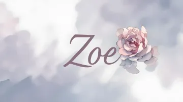 Zoe horizontal diseño 5 - Nombre en elegante tipografía cursiva caligráfica en tono lavanda, sobre fondo acuarela de cielo nublado en tonos pastel (azul, blanco, lavanda), decorado con rosa en acuarela de pétalos rosa pálido, blanco crema y lilas suaves con hojas en gris-verde.