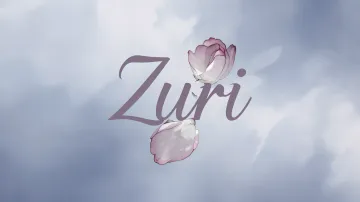 Zuri horizontal diseño 5 - Nombre en elegante tipografía cursiva caligráfica en tono lavanda, sobre fondo acuarela de cielo nublado en tonos pastel (azul, blanco, lavanda), decorado con rosa en acuarela de pétalos rosa pálido, blanco crema y lilas suaves con hojas en gris-verde.