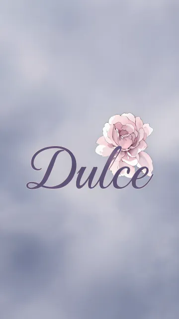Dulce diseño 5 - Nombre en elegante tipografía cursiva caligráfica en tono lavanda, sobre fondo acuarela de cielo nublado en tonos pastel (azul, blanco, lavanda), decorado con rosa en acuarela de pétalos rosa pálido, blanco crema y lilas suaves con hojas en gris-verde.