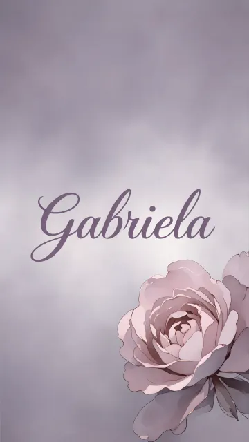 Gabriela diseño 5 - Nombre en elegante tipografía cursiva caligráfica en tono lavanda, sobre fondo acuarela de cielo nublado en tonos pastel (azul, blanco, lavanda), decorado con rosa en acuarela de pétalos rosa pálido, blanco crema y lilas suaves con hojas en gris-verde.