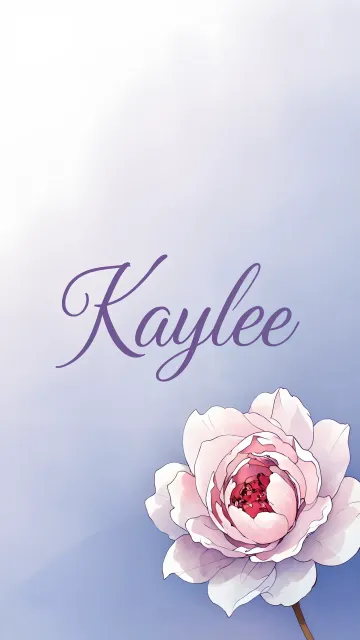 Kaylee diseño 5 - Nombre en elegante tipografía cursiva caligráfica en tono lavanda, sobre fondo acuarela de cielo nublado en tonos pastel (azul, blanco, lavanda), decorado con rosa en acuarela de pétalos rosa pálido, blanco crema y lilas suaves con hojas en gris-verde.