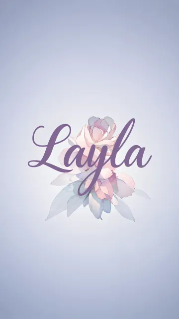 Layla diseño 5 - Nombre en elegante tipografía cursiva caligráfica en tono lavanda, sobre fondo acuarela de cielo nublado en tonos pastel (azul, blanco, lavanda), decorado con rosa en acuarela de pétalos rosa pálido, blanco crema y lilas suaves con hojas en gris-verde.