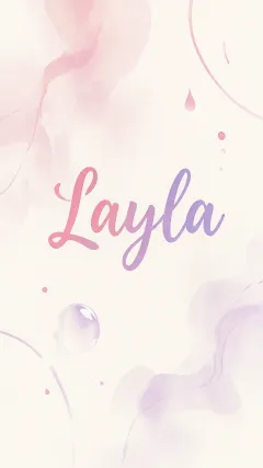 Layla - Diseño abstracto en acuarela sobre fondo crema, con manchas fluidas y etéreas en rosa pastel y lila, líneas curvas que aportan movimiento, pequeñas gotas salpicadas cayendo verticalmente y una burbuja translúcida en la parte superior izquierda. El nombre resalta al centro con una tipografía cursiva amplia y elegante en degradado rosa a morado.