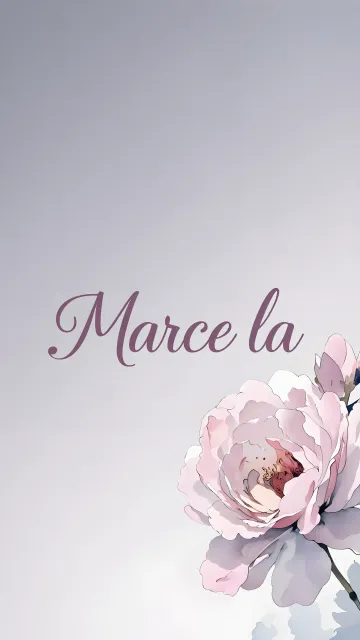 Marcela diseño 5 - Nombre en elegante tipografía cursiva caligráfica en tono lavanda, sobre fondo acuarela de cielo nublado en tonos pastel (azul, blanco, lavanda), decorado con rosa en acuarela de pétalos rosa pálido, blanco crema y lilas suaves con hojas en gris-verde.
