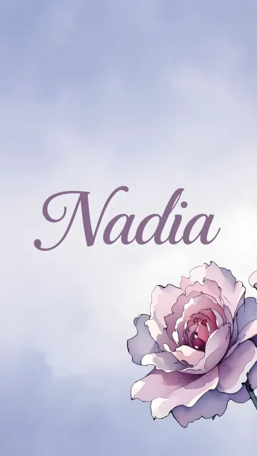 Nadia diseño 5 - Nombre en elegante tipografía cursiva caligráfica en tono lavanda, sobre fondo acuarela de cielo nublado en tonos pastel (azul, blanco, lavanda), decorado con rosa en acuarela de pétalos rosa pálido, blanco crema y lilas suaves con hojas en gris-verde.