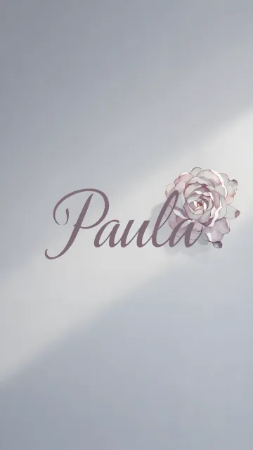 Paula diseño 5 - Nombre en elegante tipografía cursiva caligráfica en tono lavanda, sobre fondo acuarela de cielo nublado en tonos pastel (azul, blanco, lavanda), decorado con rosa en acuarela de pétalos rosa pálido, blanco crema y lilas suaves con hojas en gris-verde.