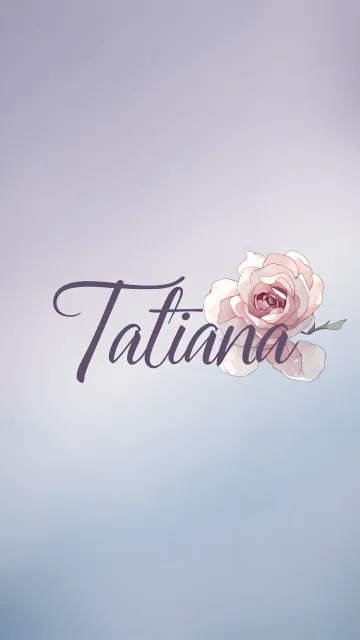 Tatiana diseño 5 - Nombre en elegante tipografía cursiva caligráfica en tono lavanda, sobre fondo acuarela de cielo nublado en tonos pastel (azul, blanco, lavanda), decorado con rosa en acuarela de pétalos rosa pálido, blanco crema y lilas suaves con hojas en gris-verde.